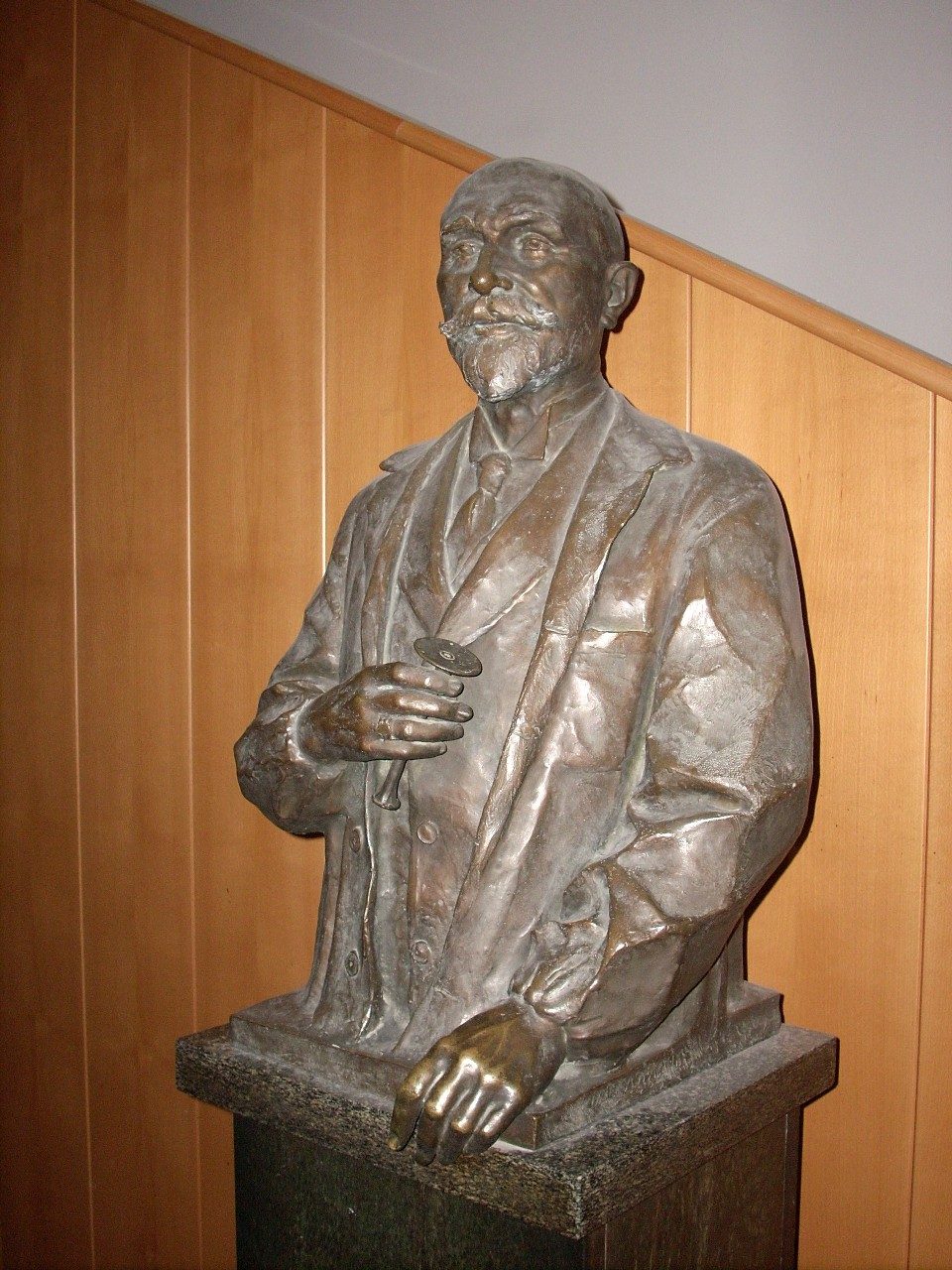 Luigi%20Devoto%27s%20bust%2C%20Milan%20-%2006.jpg